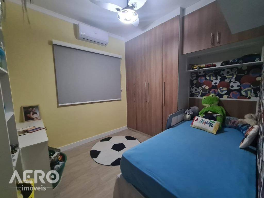 Casa à venda com 3 quartos, 205m² - Foto 2