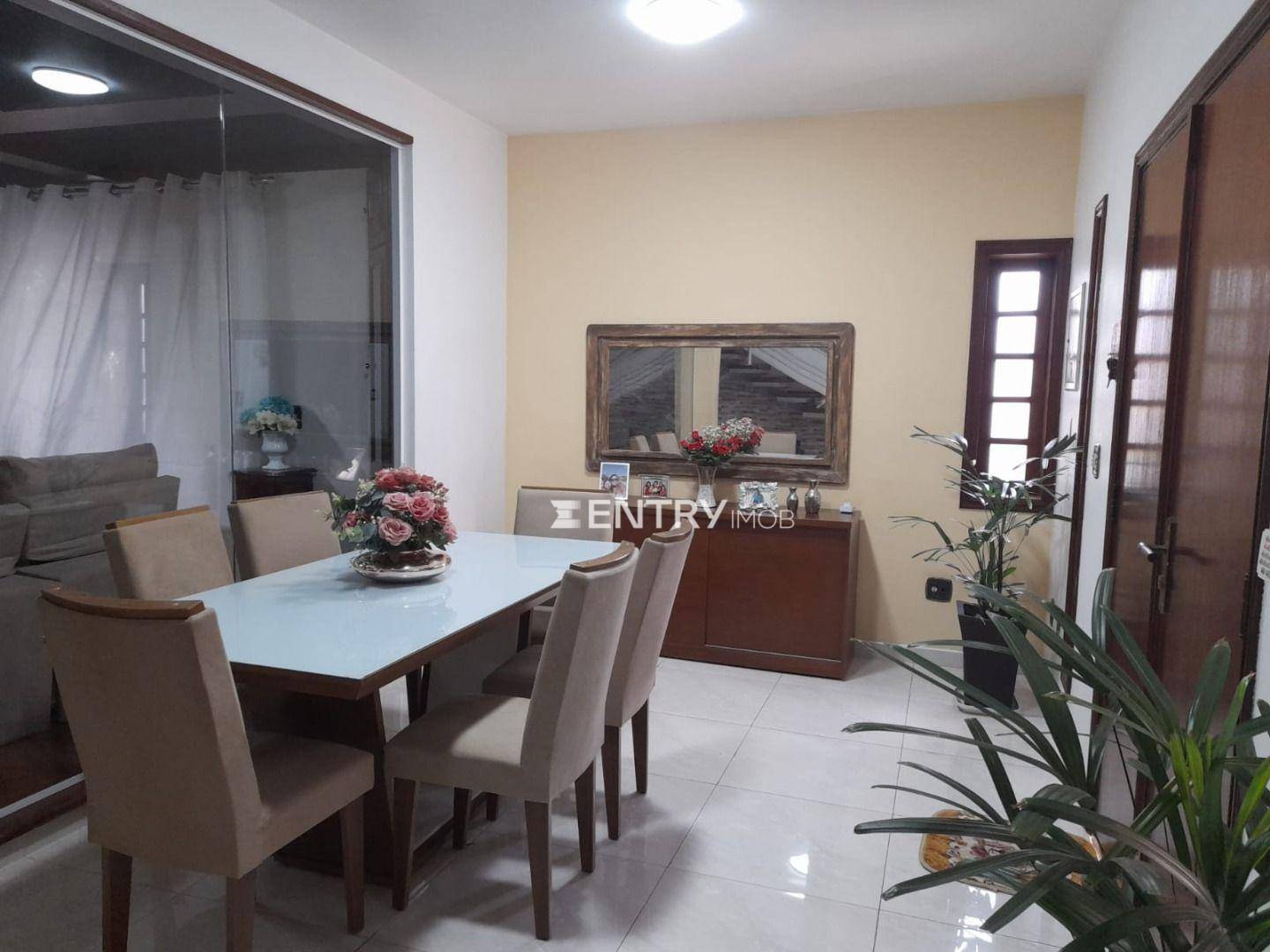 Casa à venda e aluguel com 3 quartos, 234m² - Foto 2