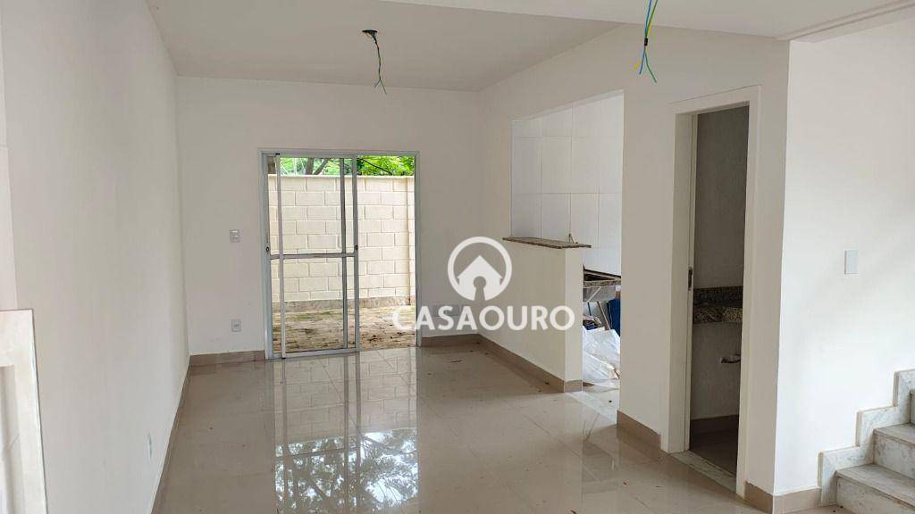 Casa de Condomínio à venda com 3 quartos, 126m² - Foto 2