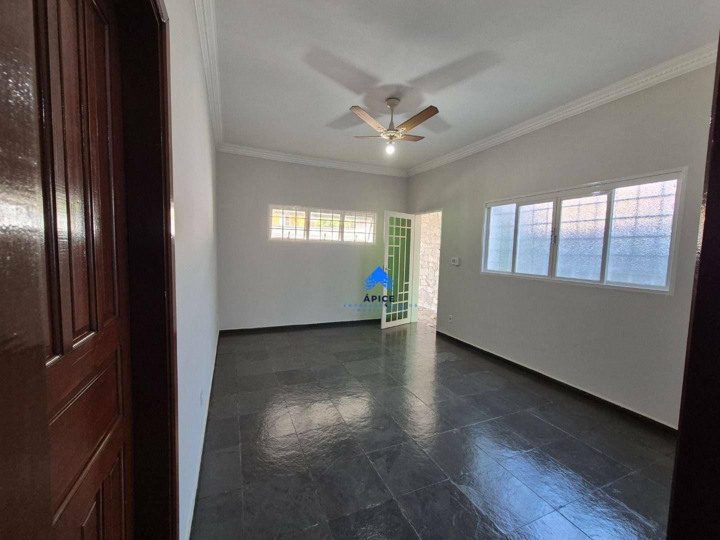 Casa para alugar com 3 quartos, 242M2 - Foto 9