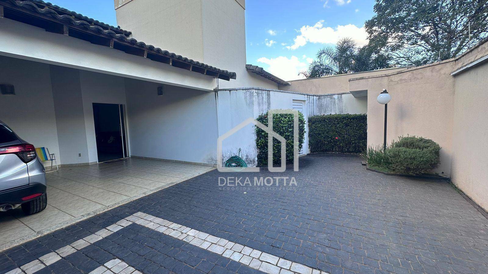 Casa à venda com 4 quartos, 225m² - Foto 1