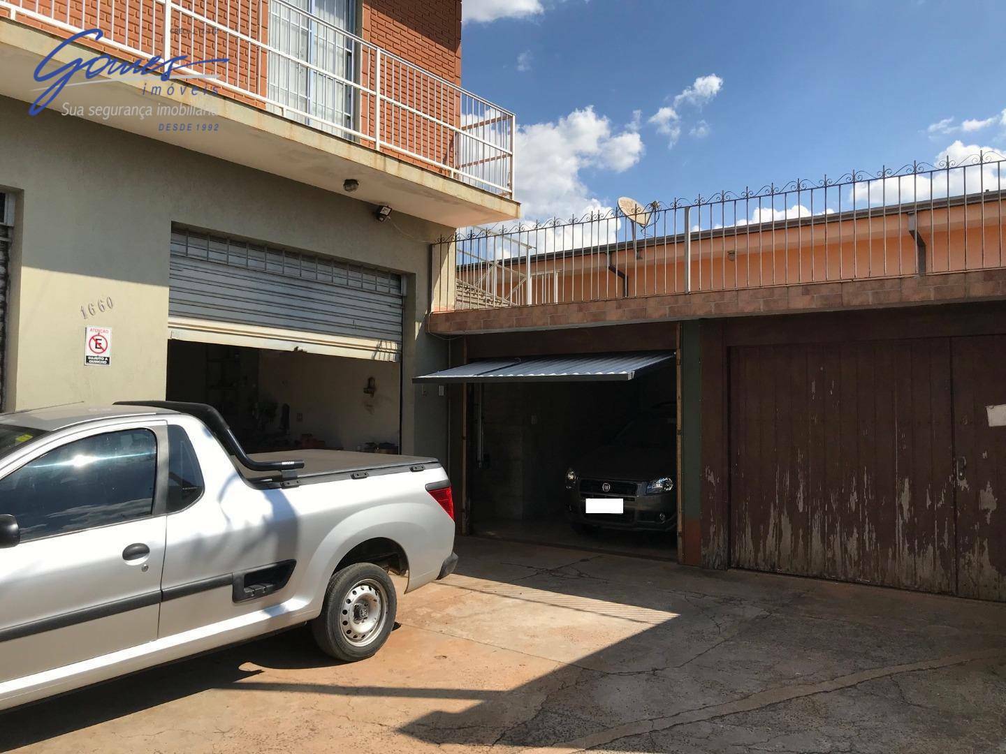 Sobrado à venda com 3 quartos, 300m² - Foto 1