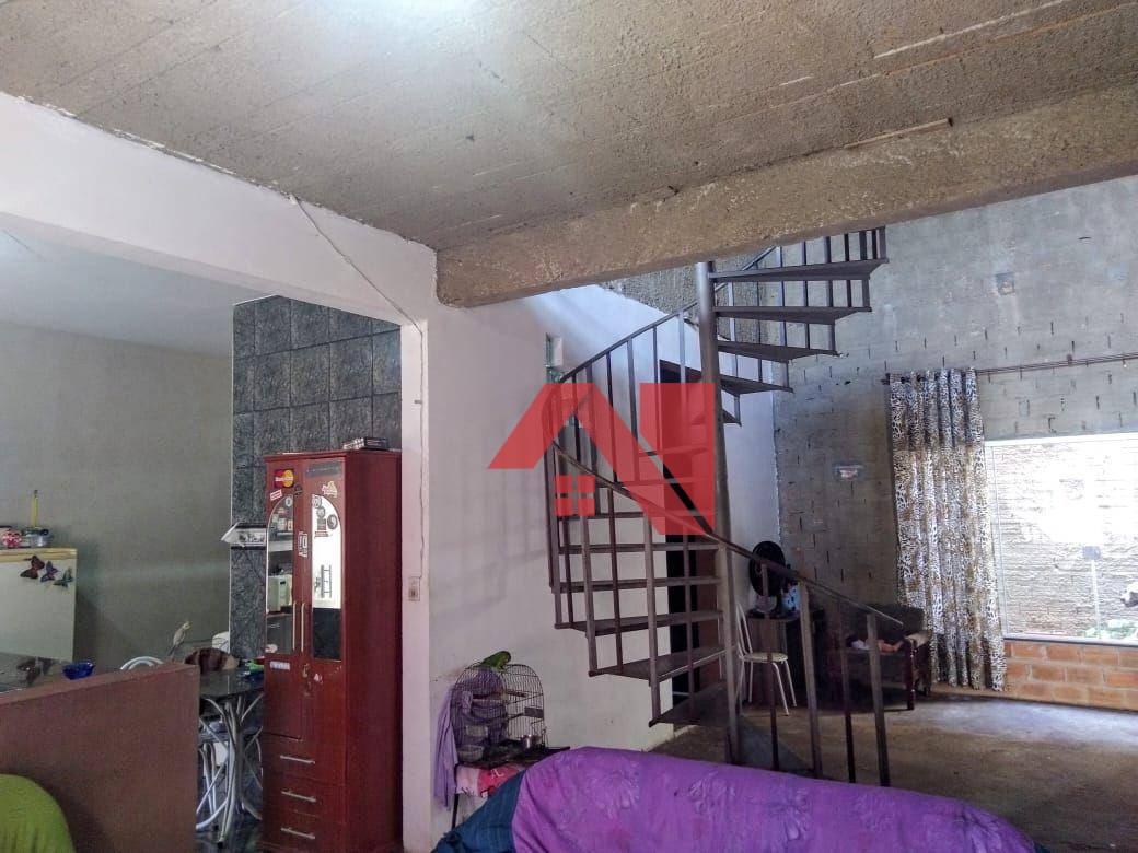 Casa à venda com 3 quartos, 200m² - Foto 1