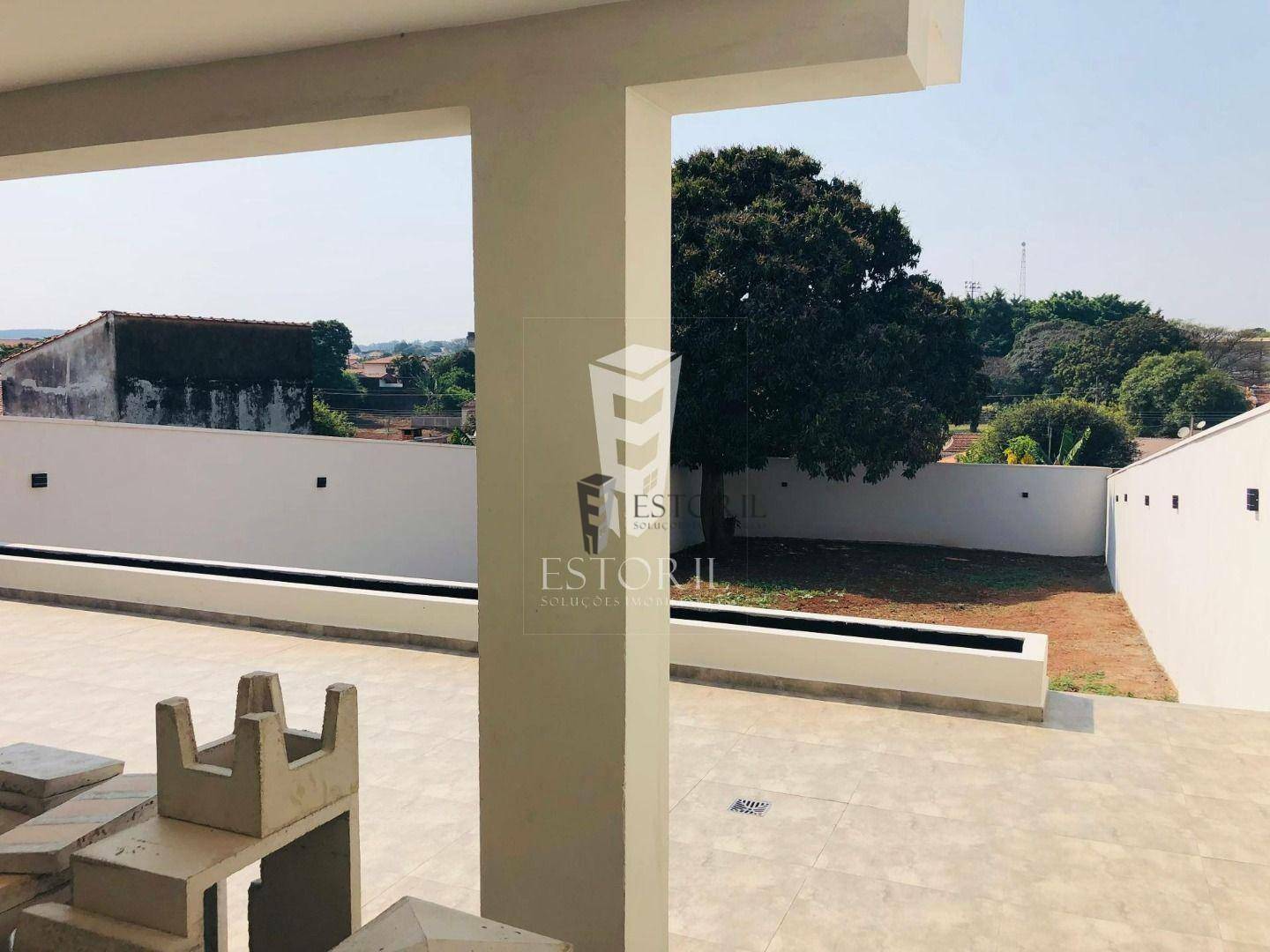 Casa à venda com 3 quartos, 196m² - Foto 1