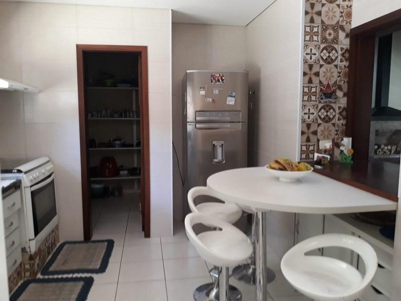 Casa de Condomínio à venda e aluguel com 3 quartos, 300m² - Foto 20