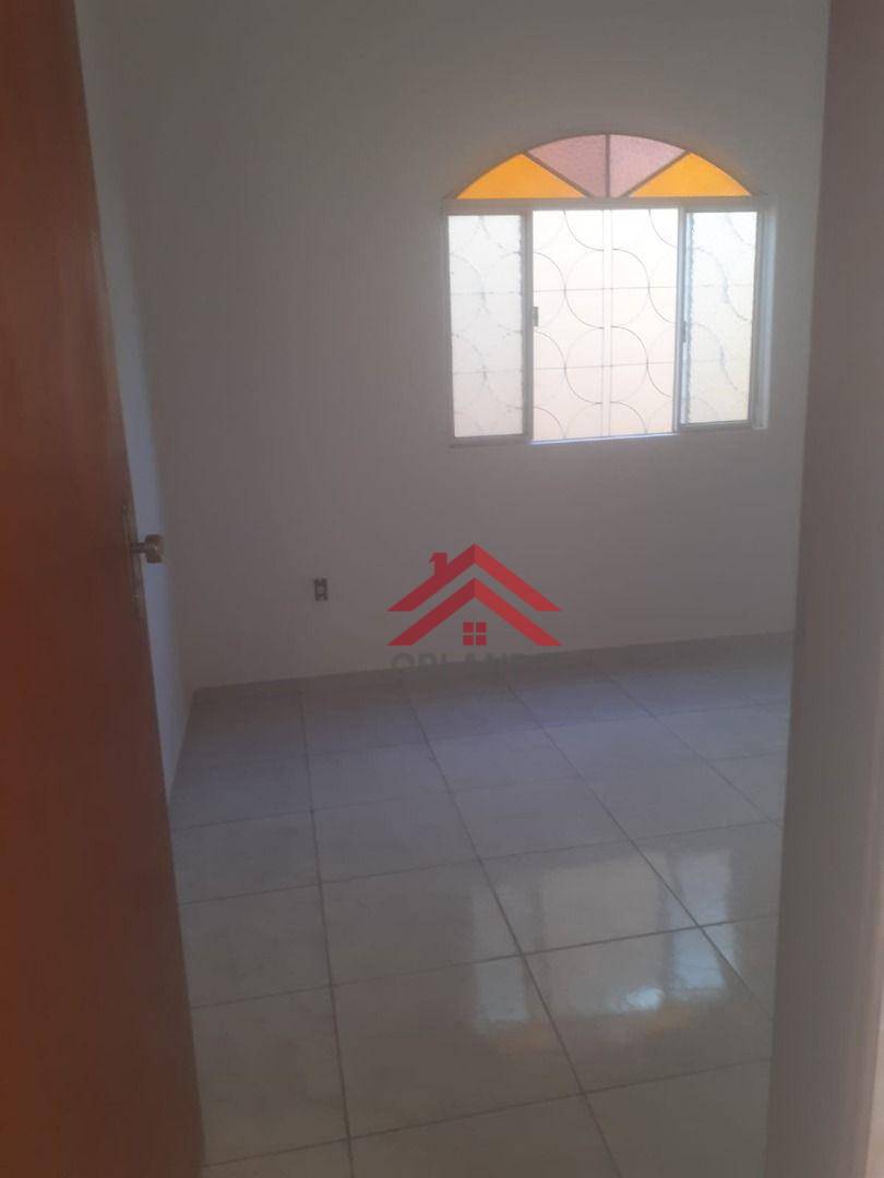 Casa à venda com 3 quartos, 100m² - Foto 1