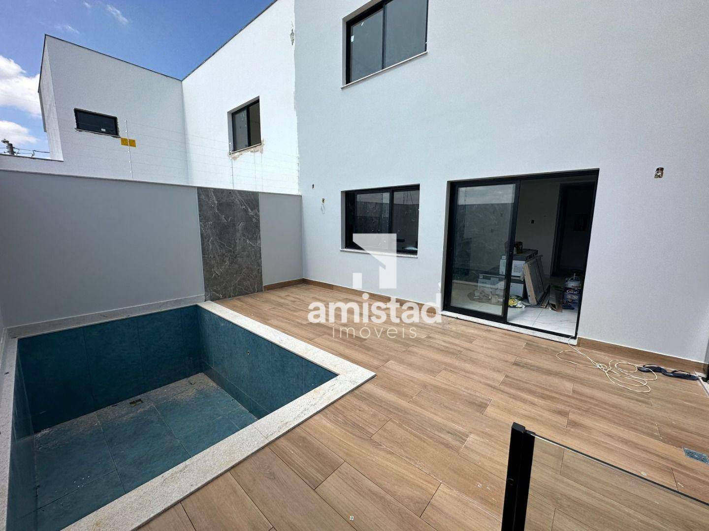 Casa à venda com 3 quartos, 205m² - Foto 2