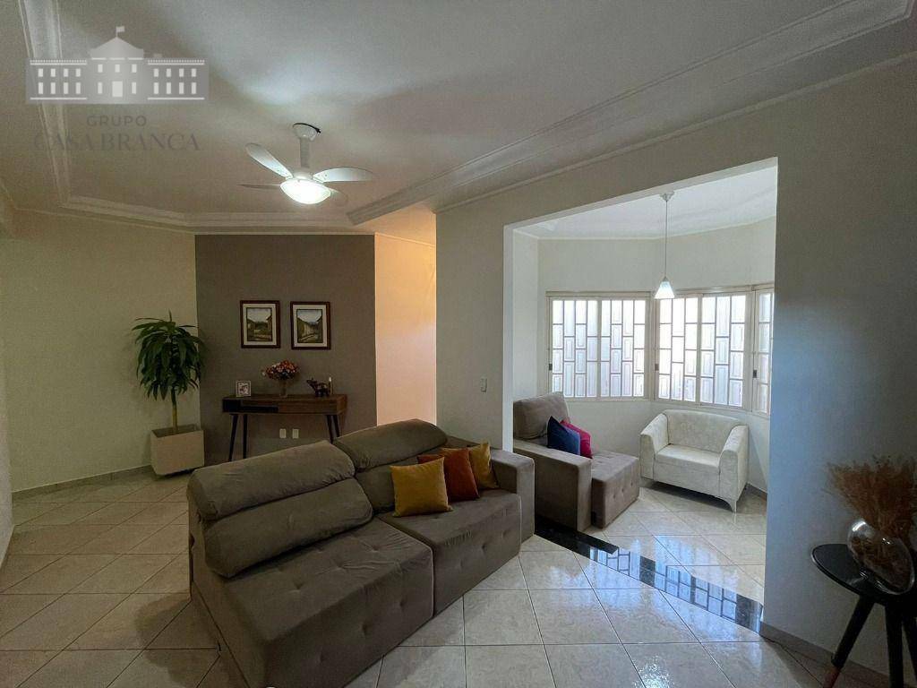 Casa à venda com 4 quartos, 245m² - Foto 2