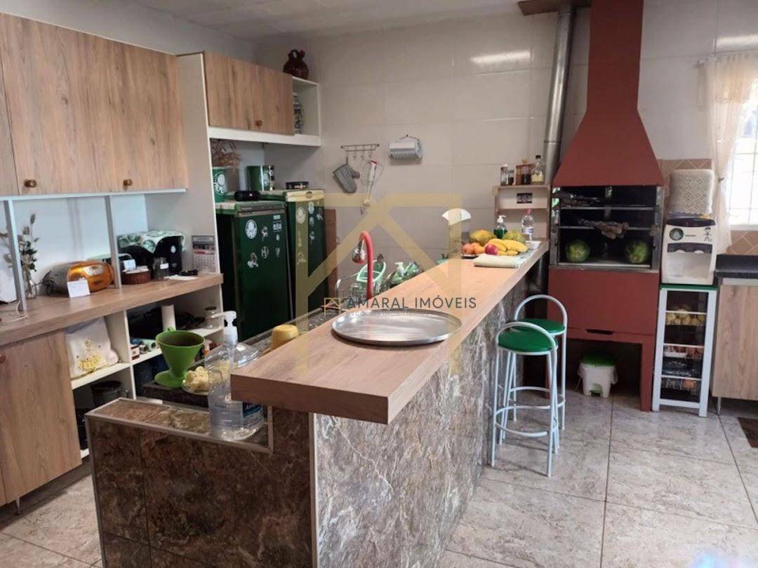 Casa à venda com 3 quartos, 250m² - Foto 1