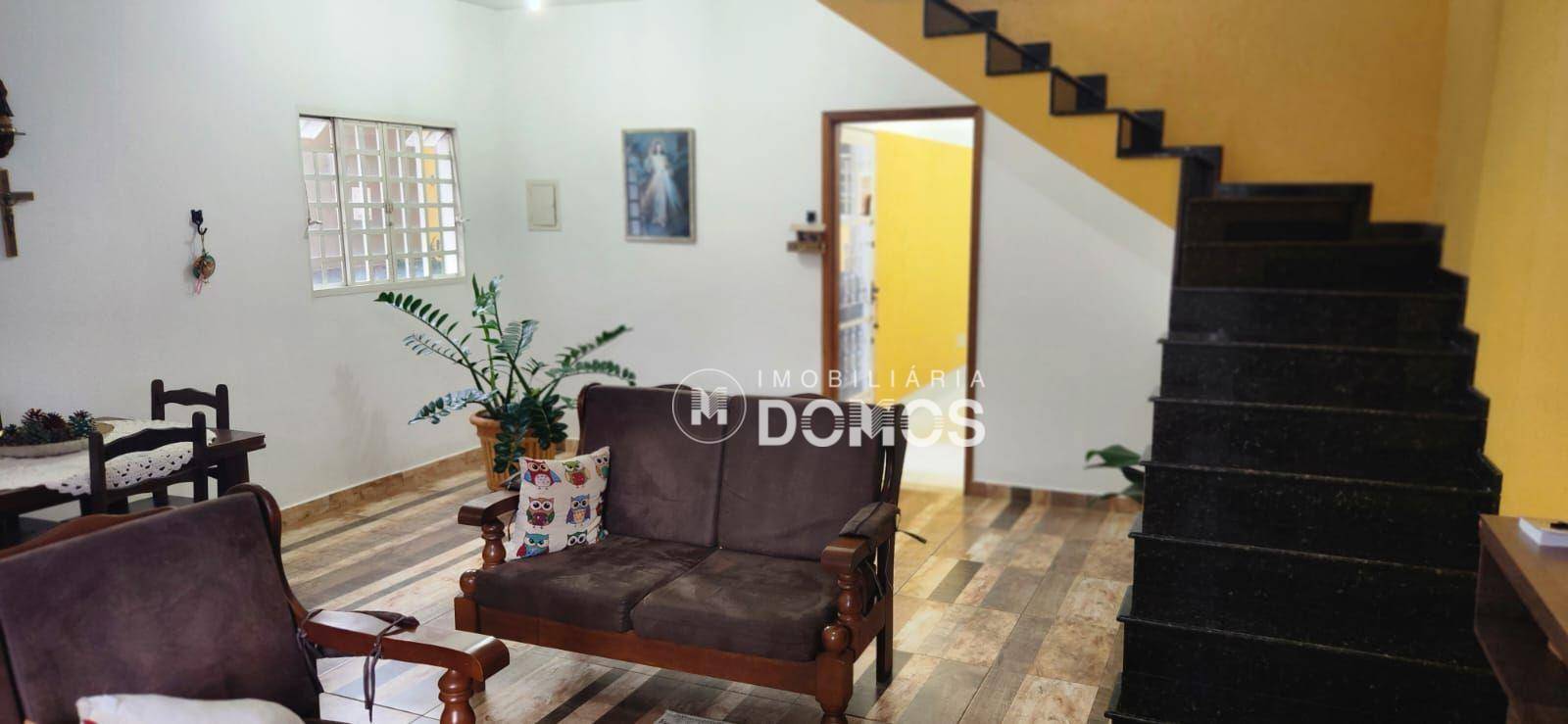 Casa à venda e aluguel com 3 quartos, 280m² - Foto 1