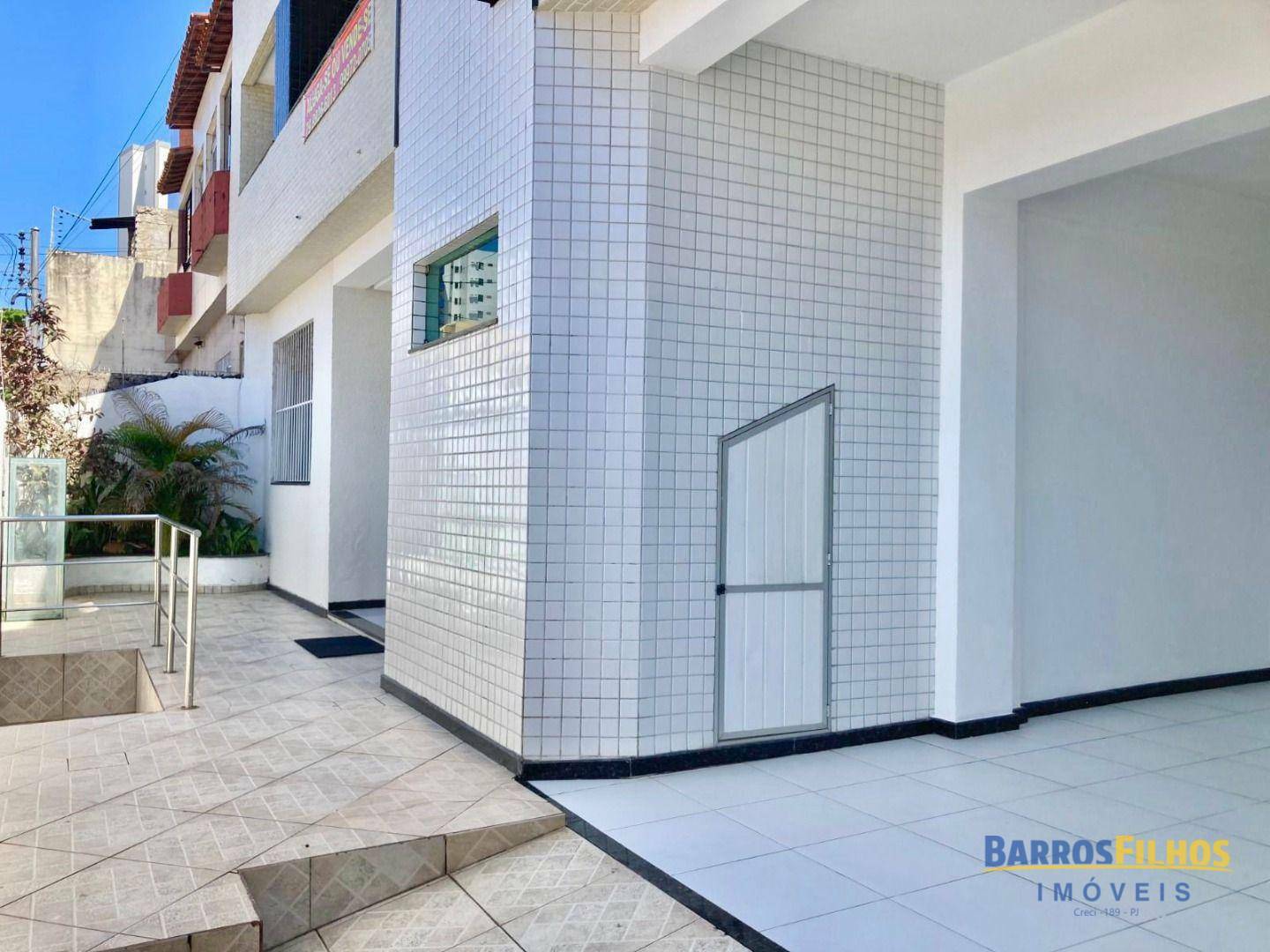 Casa para alugar com 4 quartos, 300m² - Foto 2
