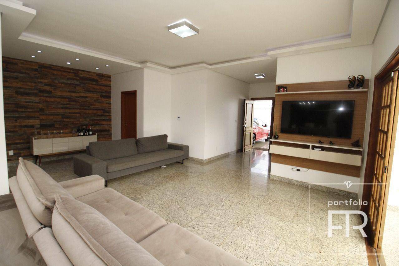 Casa à venda com 3 quartos, 210m² - Foto 4