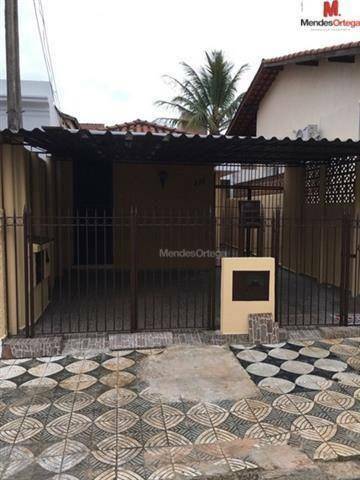 Casa para alugar com 3 quartos, 300m² - Foto 1