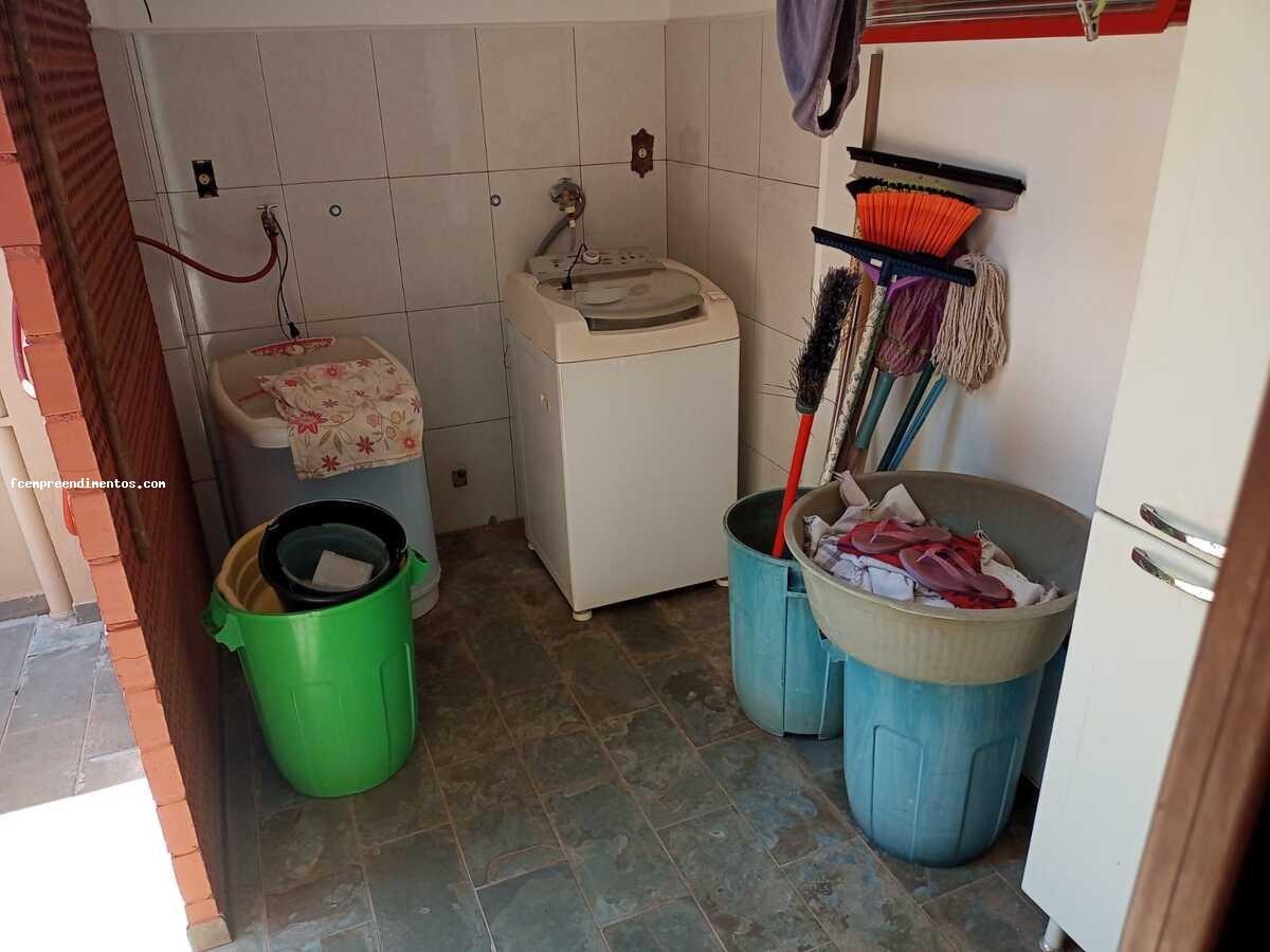 Casa à venda com 3 quartos, 200m² - Foto 2