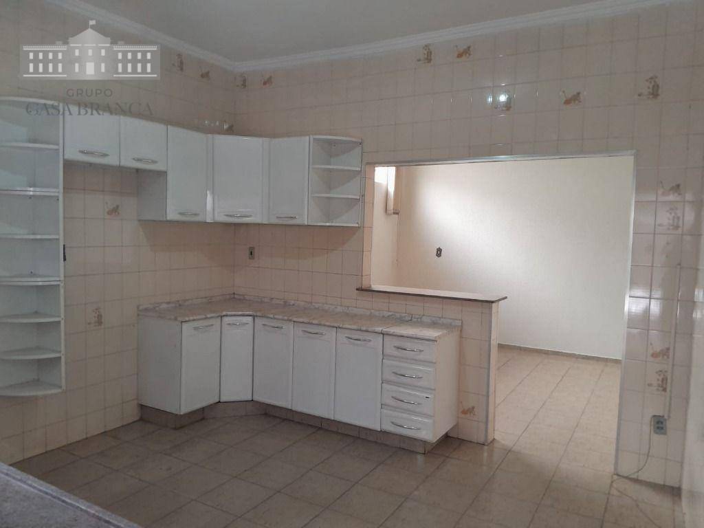 Casa à venda com 4 quartos, 231m² - Foto 1