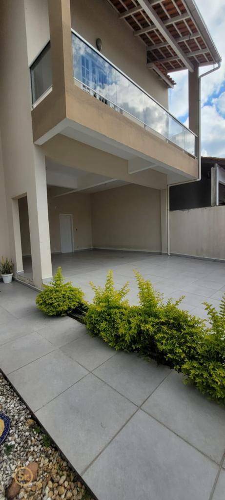 Casa para alugar com 4 quartos, 600m² - Foto 2