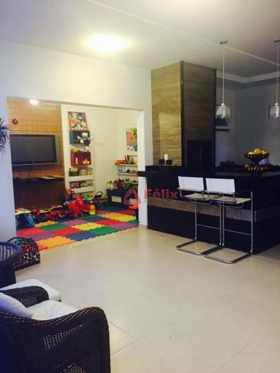 Casa de Condomínio à venda com 4 quartos, 350m² - Foto 4