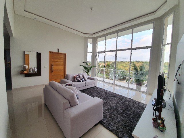 Casa à venda com 4 quartos, 260m² - Foto 1