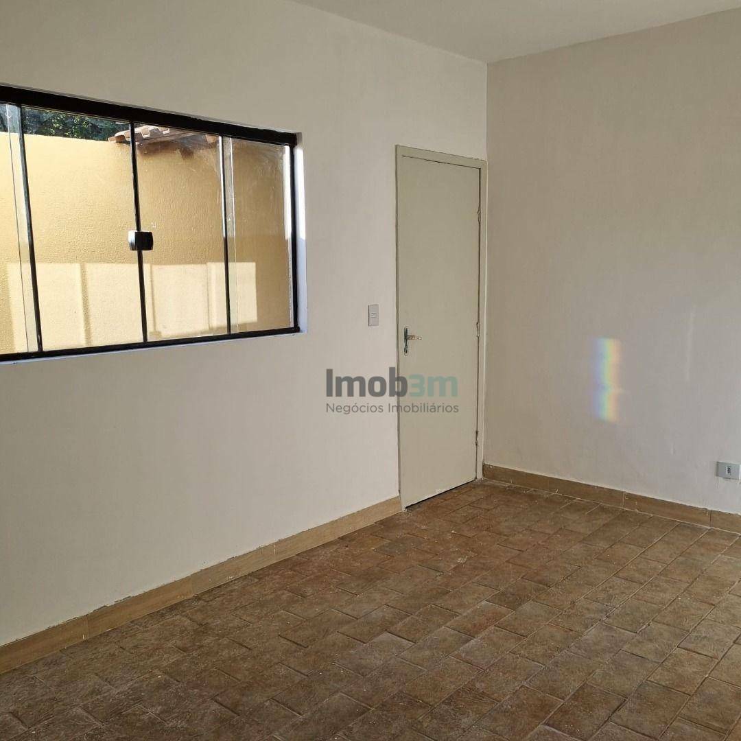 Casa à venda com 2 quartos, 70m² - Foto 2