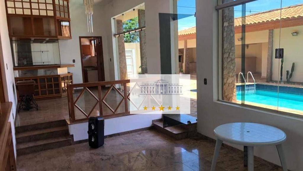 Casa para alugar com 3 quartos, 280m² - Foto 1