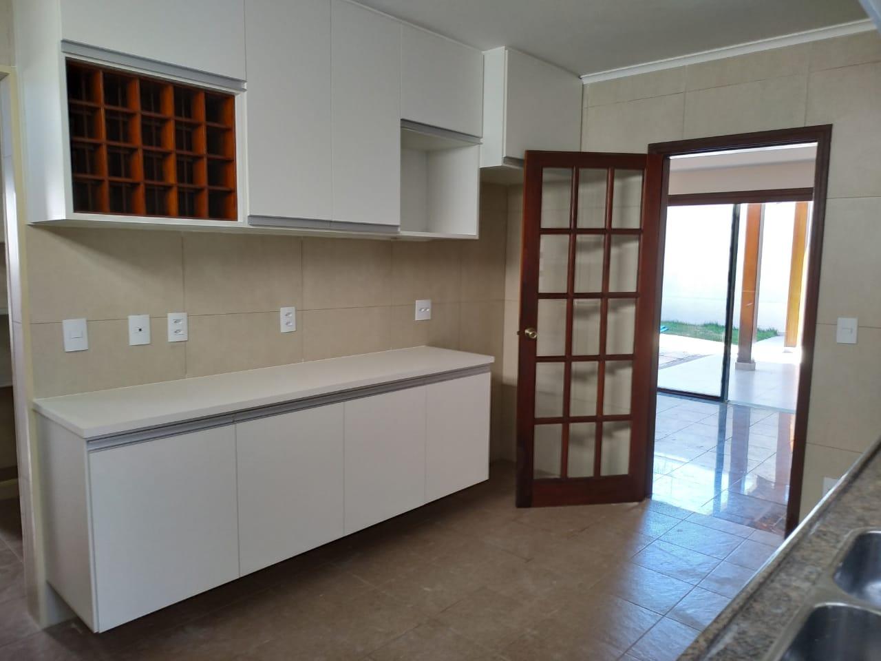 Casa à venda com 4 quartos, 328m² - Foto 2