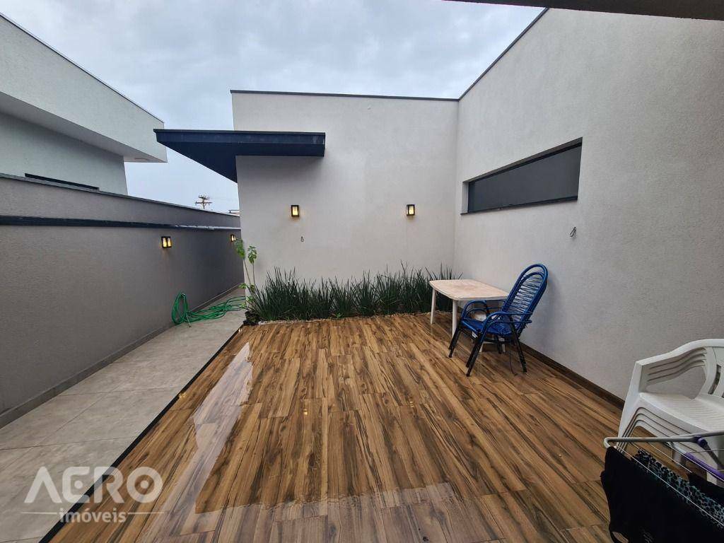 Casa à venda com 3 quartos, 210m² - Foto 4