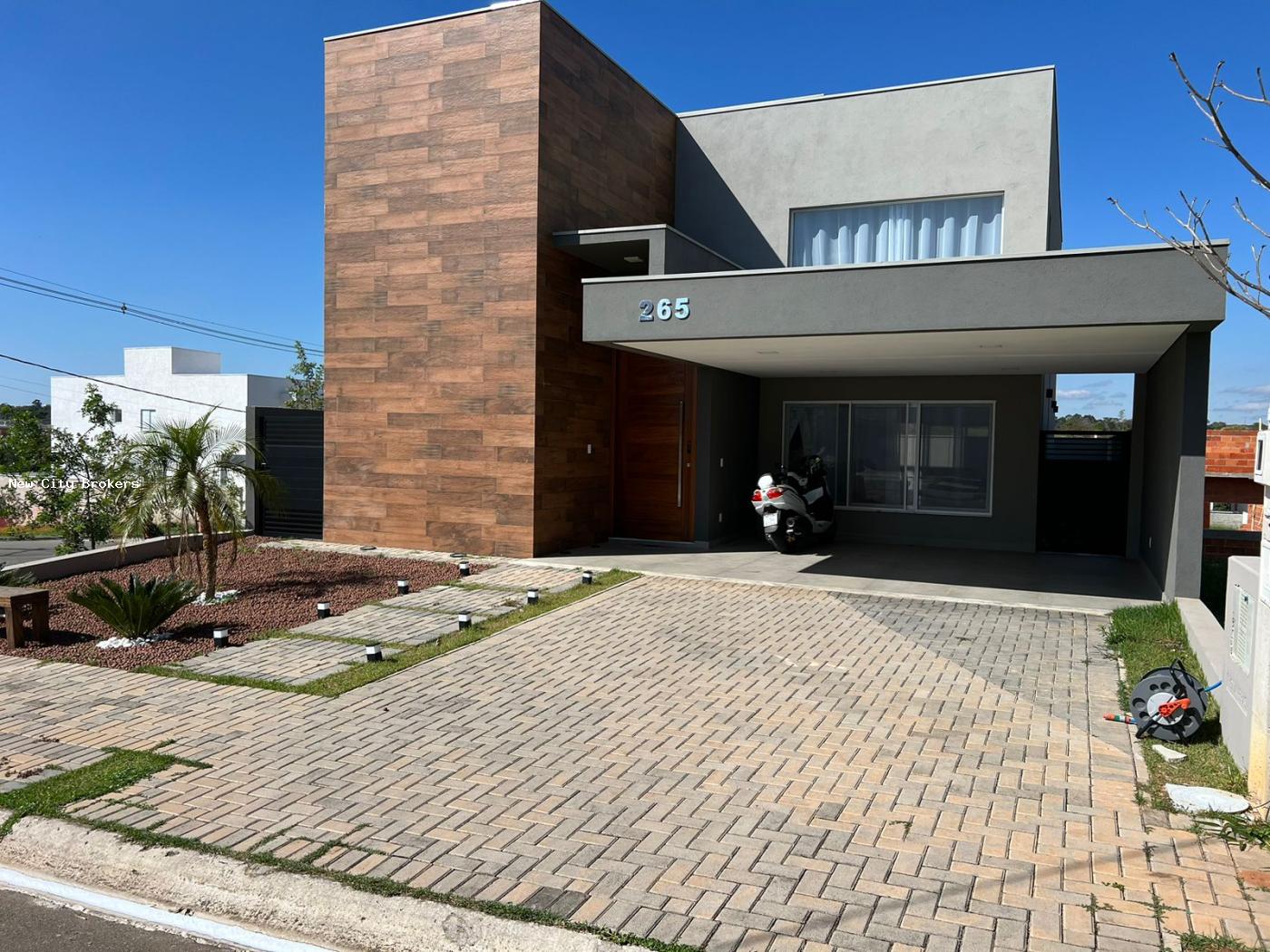 Sobrado à venda com 3 quartos, 300m² - Foto 1