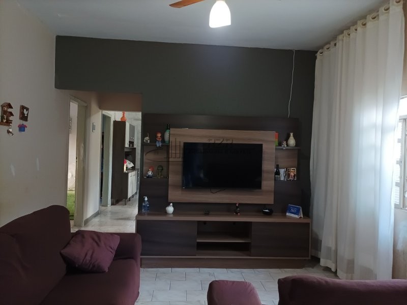 Casa à venda com 6 quartos, 224m² - Foto 1