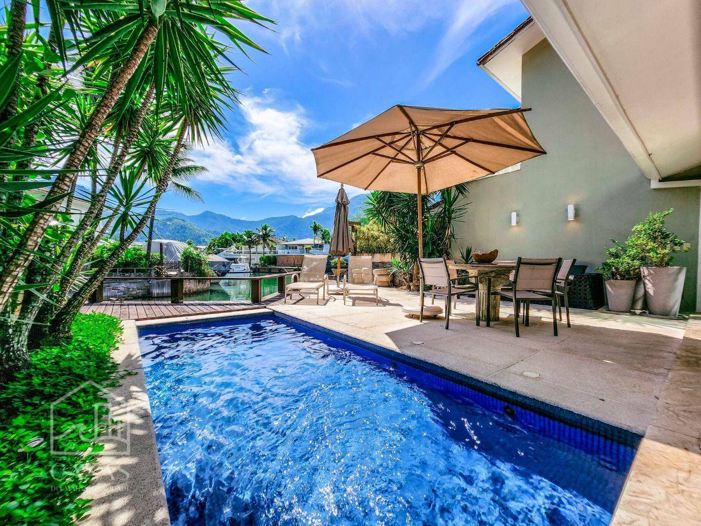 Casa de Condomínio à venda e temporada com 4 quartos, 250m² - Foto 1