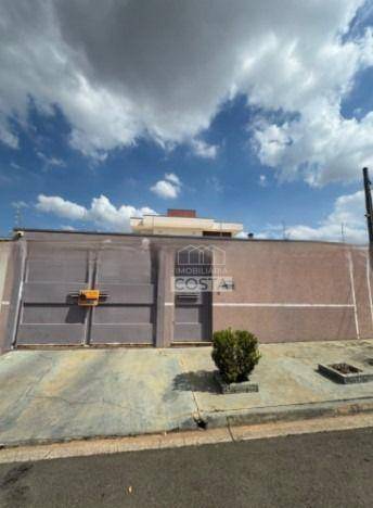 Casa à venda com 4 quartos, 214m² - Foto 2