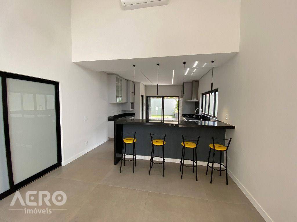 Casa de Condomínio à venda com 3 quartos, 228m² - Foto 2