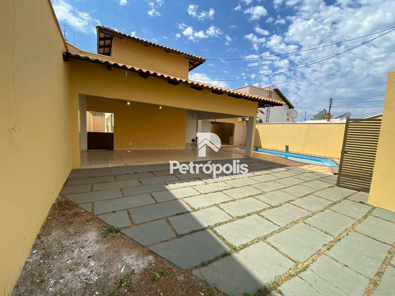 Casa à venda com 3 quartos, 198m² - Foto 2