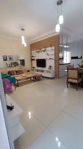 Casa à venda com 3 quartos, 198m² - Foto 1