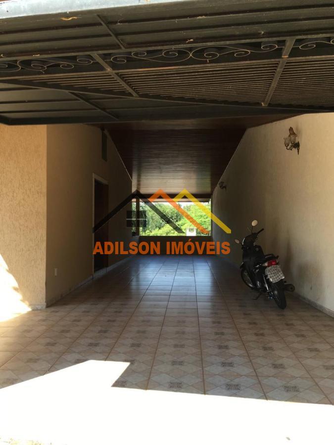 Casa à venda com 3 quartos, 260m² - Foto 1