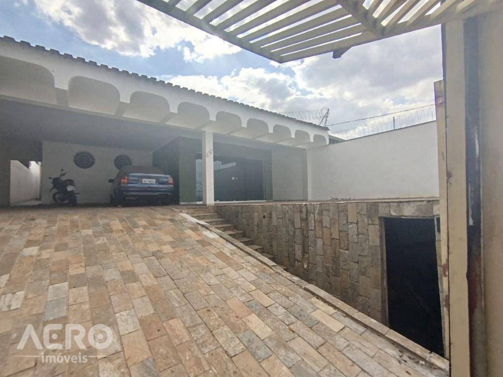 Casa para alugar com 3 quartos, 250m² - Foto 1