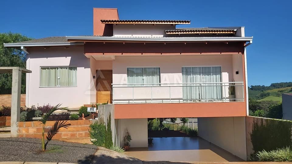 Sobrado à venda com 3 quartos, 300m² - Foto 1