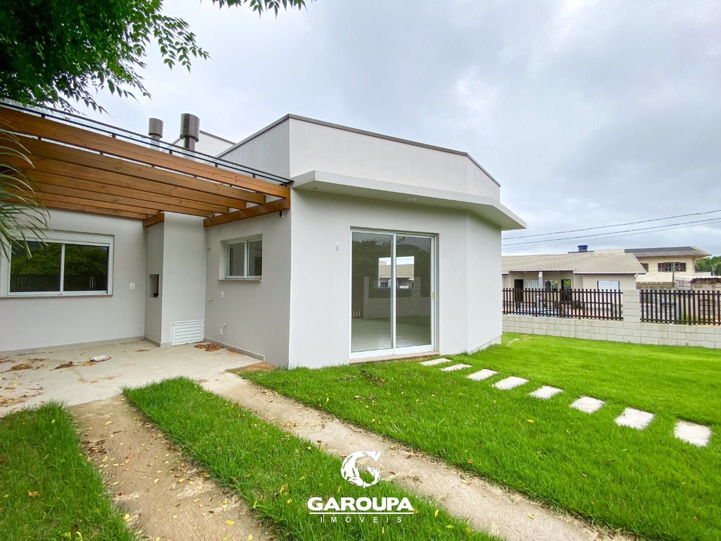 Casa à venda com 2 quartos, 80m² - Foto 1