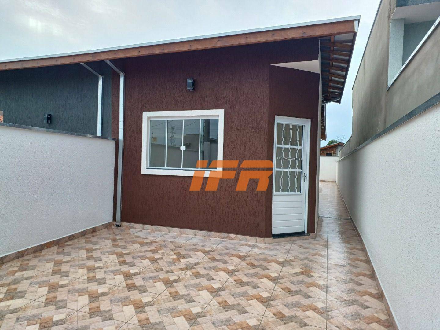 Casa à venda com 2 quartos, 57m² - Foto 1