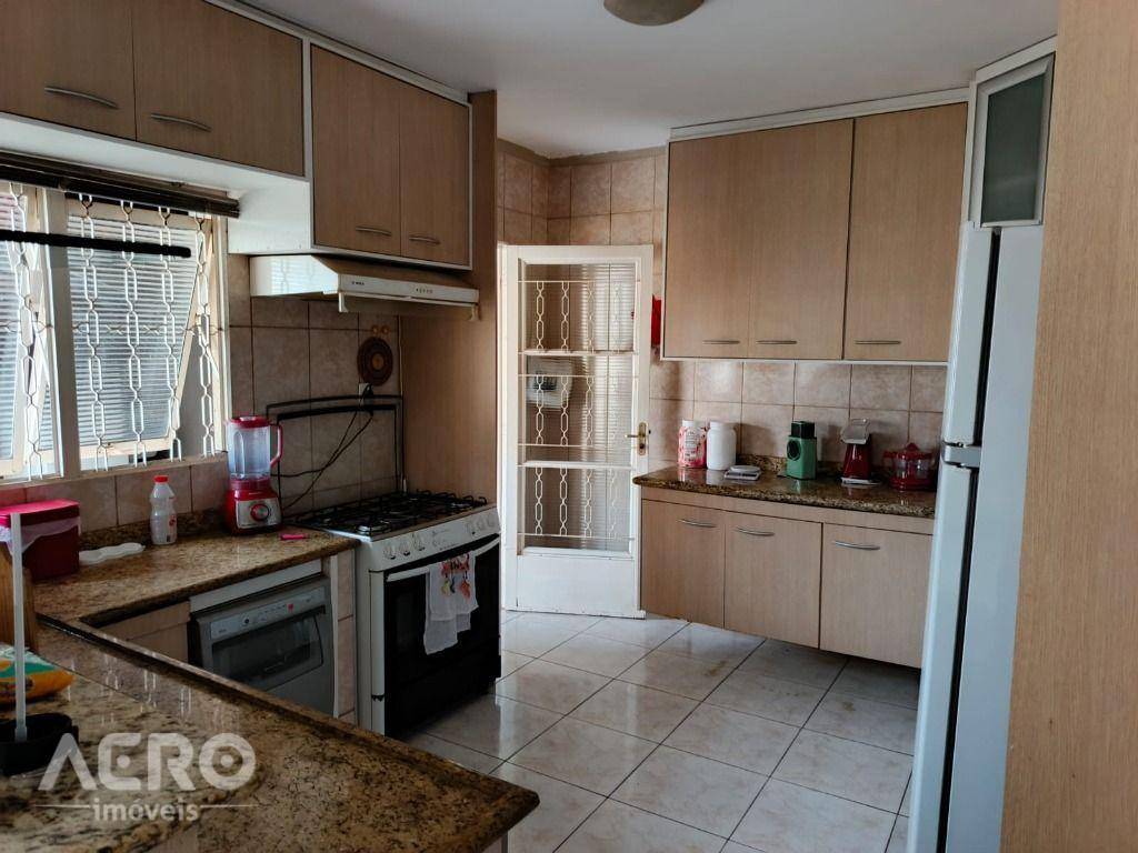 Casa à venda com 4 quartos, 184m² - Foto 7