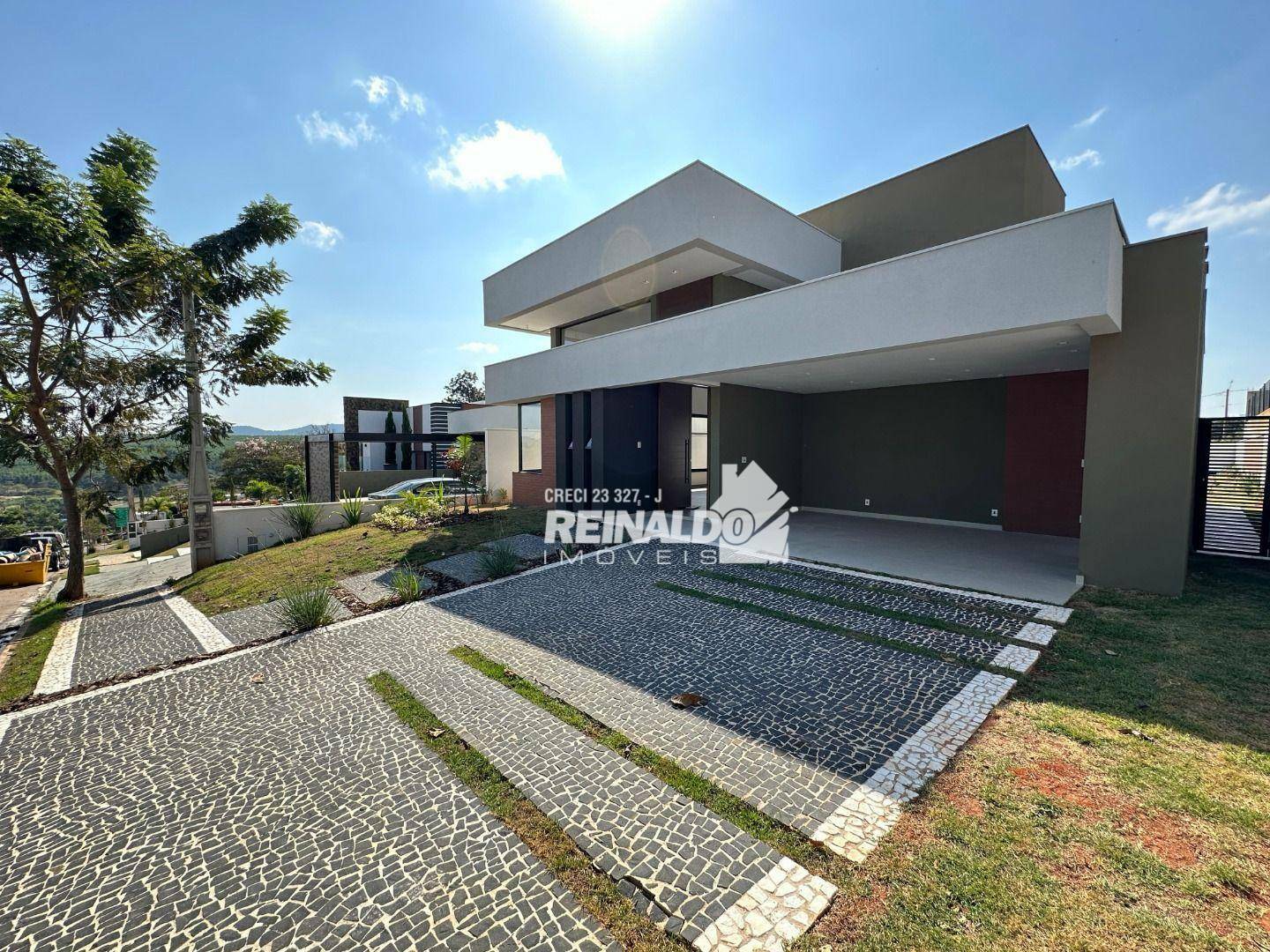 Casa de Condomínio à venda com 3 quartos, 253m² - Foto 2