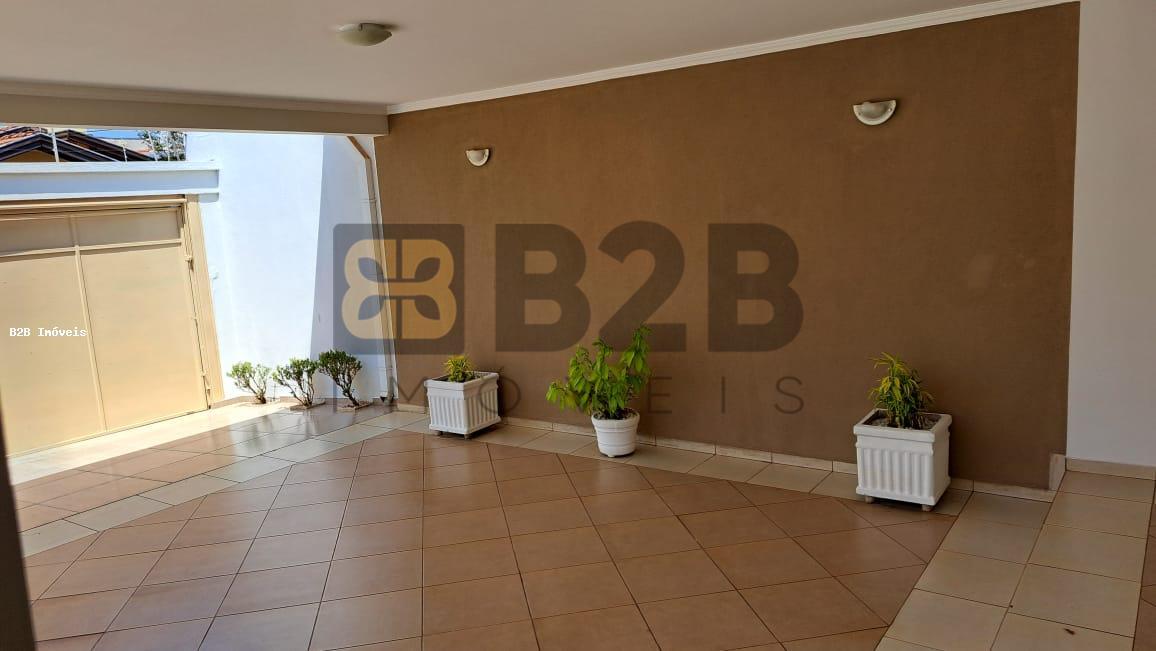 Casa à venda com 3 quartos, 240m² - Foto 2