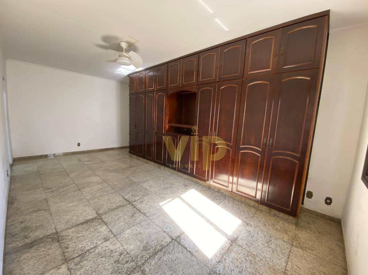 Casa à venda com 3 quartos, 190m² - Foto 1