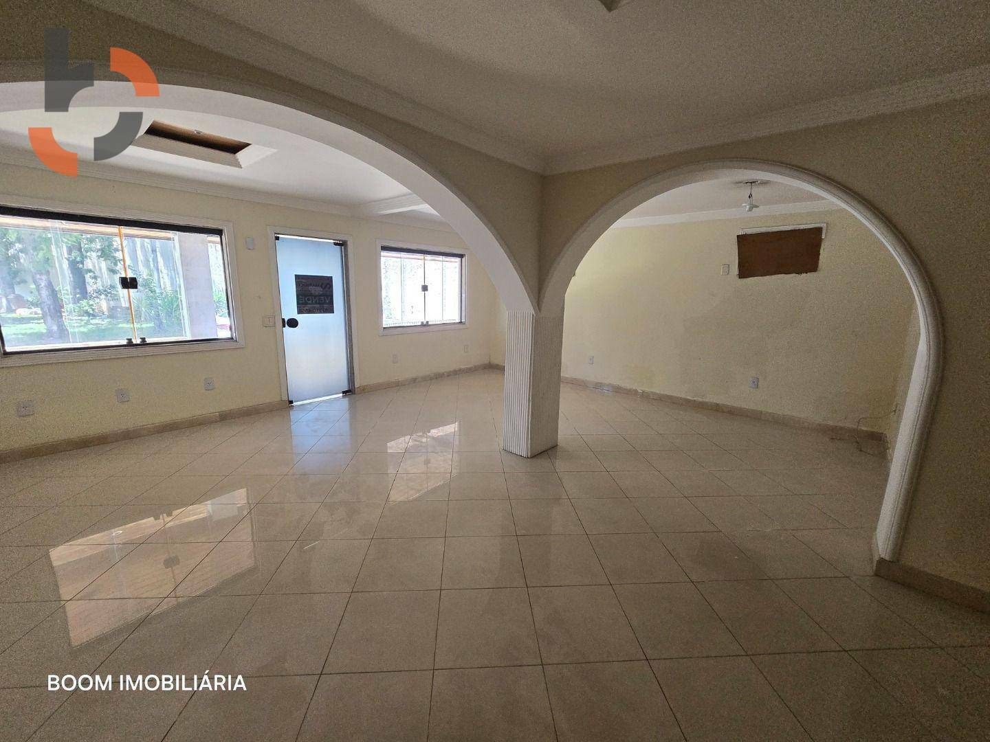 Casa de Condomínio à venda com 6 quartos, 300m² - Foto 1