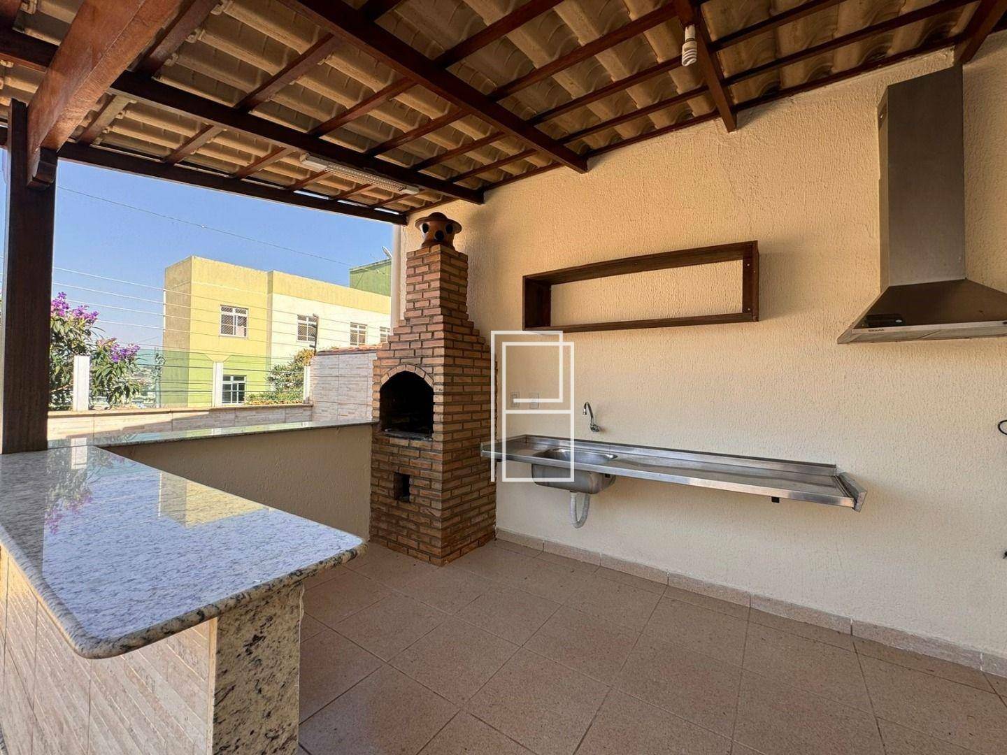 Casa à venda com 4 quartos, 230m² - Foto 1