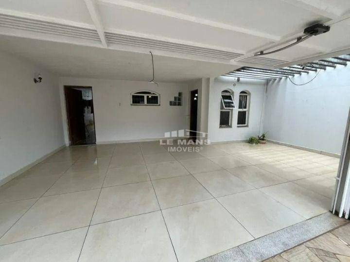 Casa à venda com 3 quartos, 137m² - Foto 1