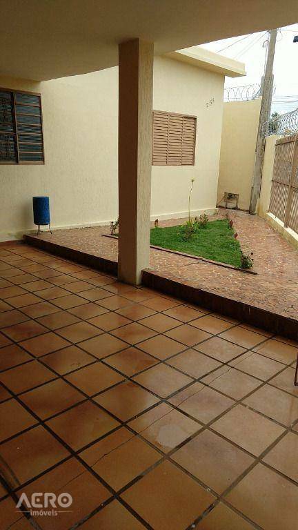 Casa à venda com 3 quartos, 130m² - Foto 2