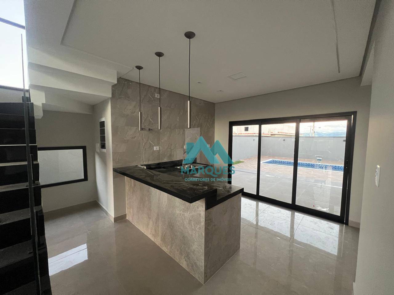 Casa à venda com 3 quartos, 239m² - Foto 1