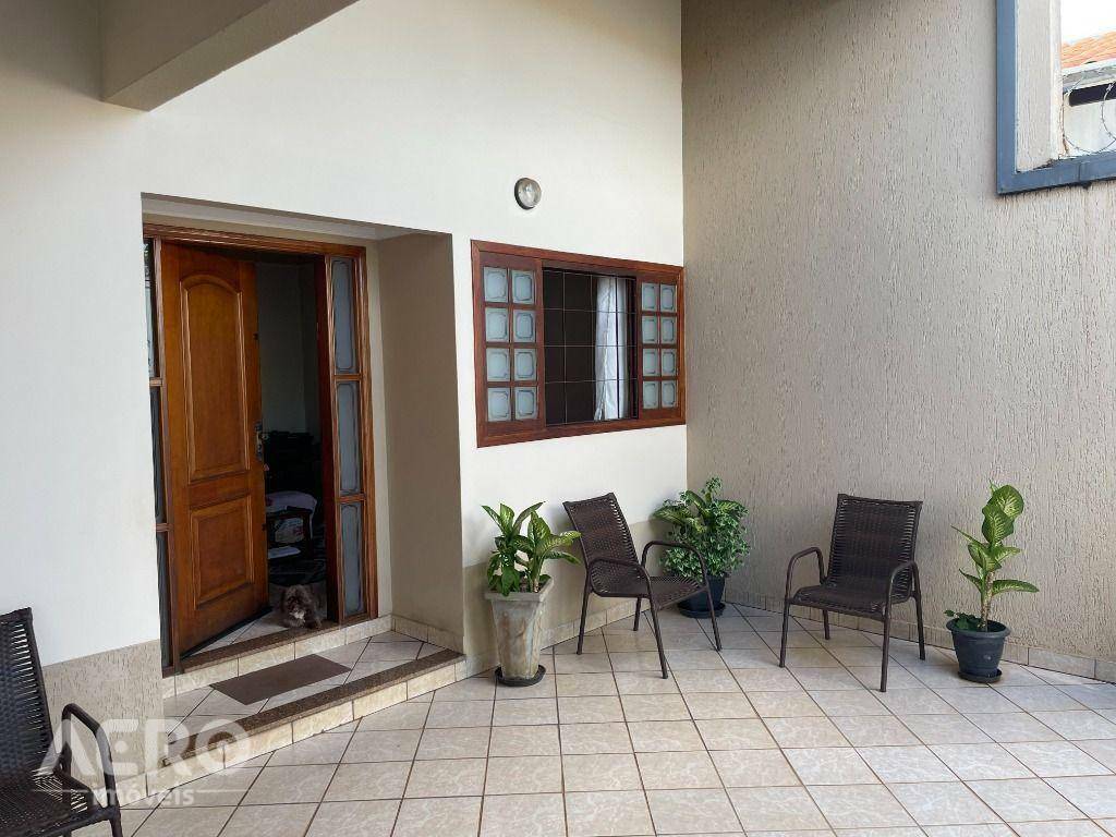 Casa à venda com 3 quartos, 161m² - Foto 1