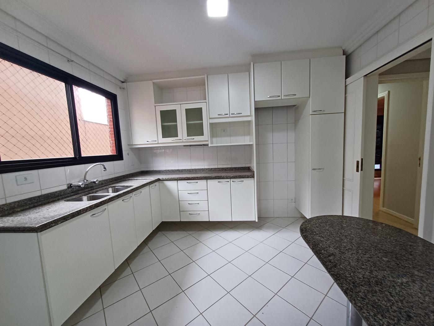 Apartamento para alugar com 3 quartos, 133m² - Foto 14