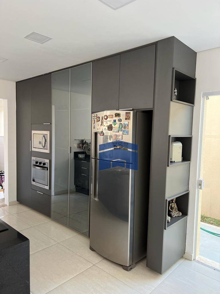 Sobrado à venda com 4 quartos, 304m² - Foto 2